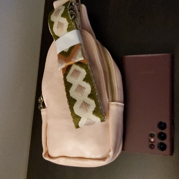 💕💥Pink Crossbody Bag w/ cute guitar strap💕💥 - Picture 4 of 6